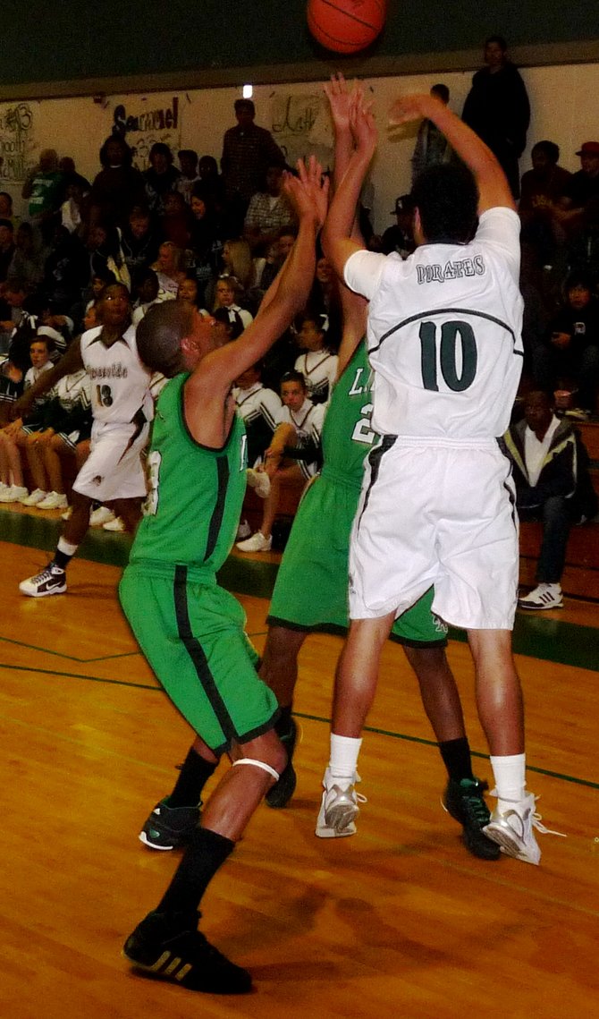 Oceanside guard Markese Cronk throws a pass over a Lincoln double team