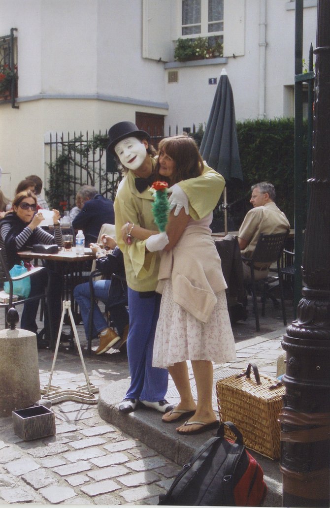 Mimes love tourists (Montmartre, Paris, France)