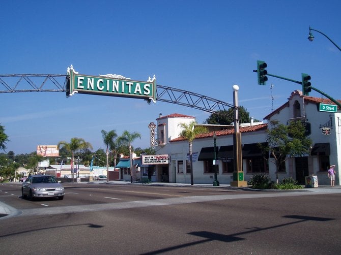 The La Paloma Theater and the "D" Street Bar and Grill next to the Encinitas street sign on Coast Hwy 101.
