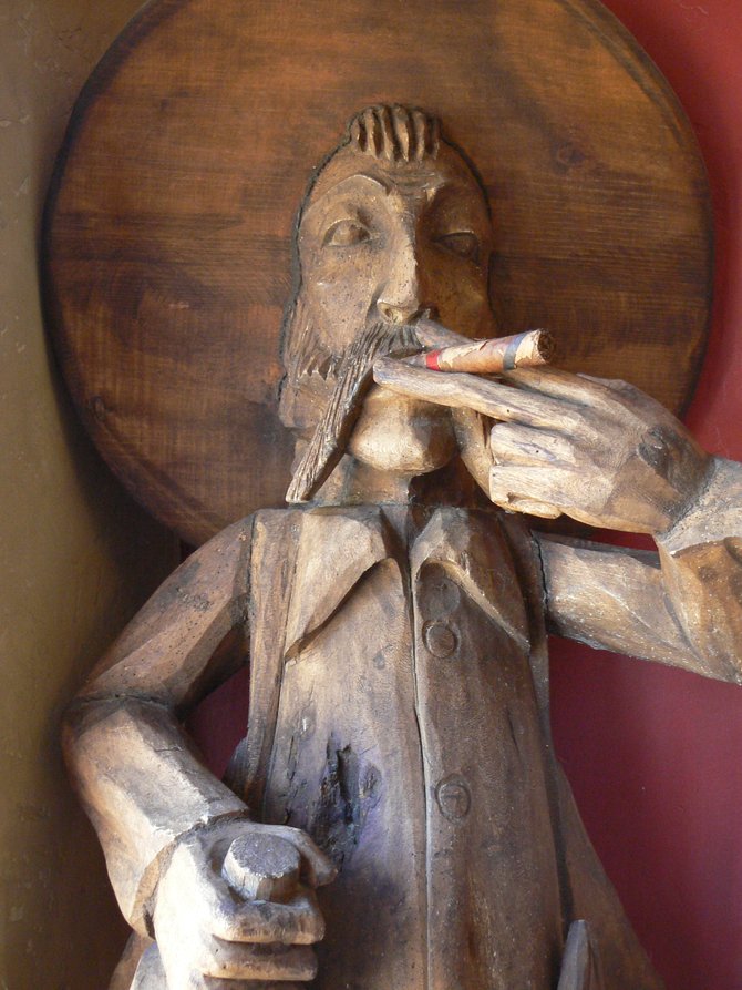 Hey, buddy, didn't I see you on a tree on St. Simon's Island? La Cereza Winery, Temecula, not only serves wine, but also cigars! 
