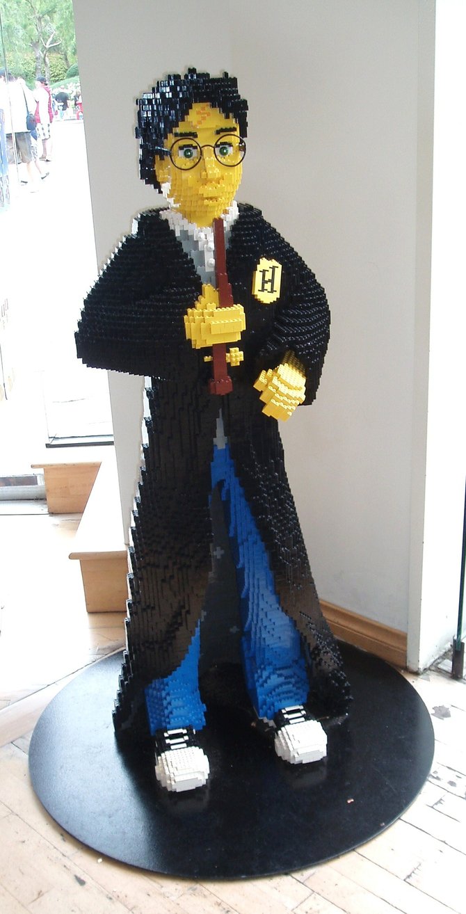 A new Harry Potter statue at Legoland.