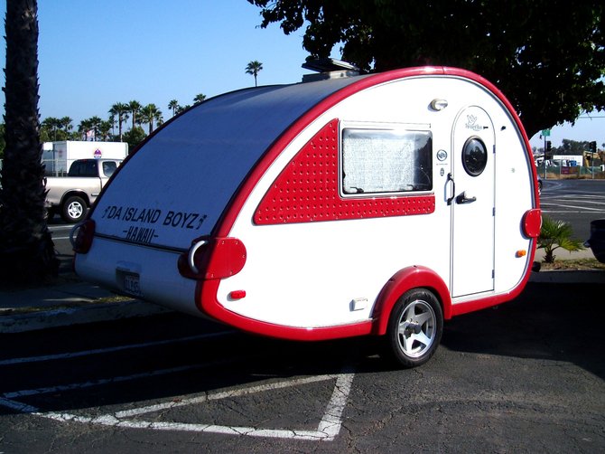 I spotted this cute little teardrop trailer  in the parking lot of the Yum Yum Donut shop on Jamacha Road. I think "Da Island Boyz Hawaii" is either a musical group or a mobile DJ. Does anyone know?
