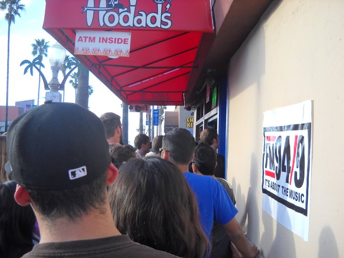 line-up for Cage the Elephant show @ Hodad's. And for hamburgers & fries too!