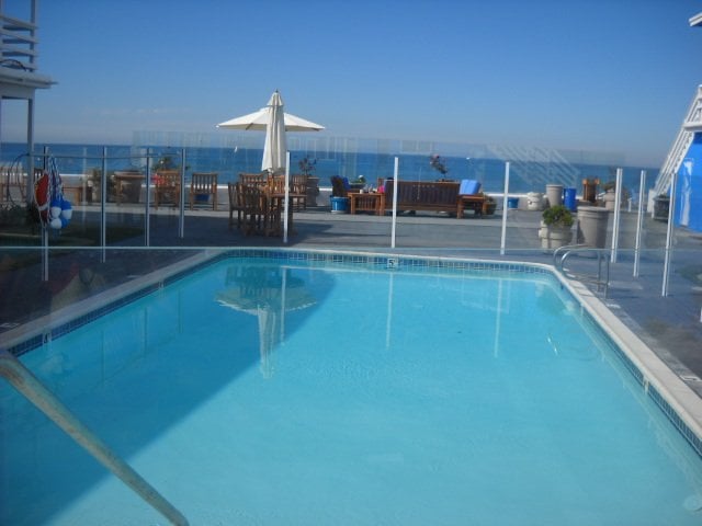 Swimming pool overlooking the ocean at the Inn at Sunset
Cliffs.