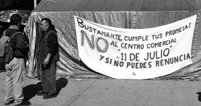 Banner on shelter in Benito Juárez Park notes the mayor’s broken promise