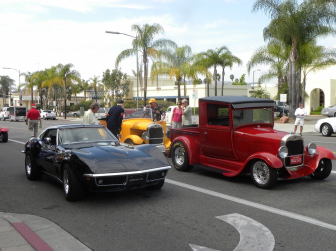 Cars at Crusin' Grand.