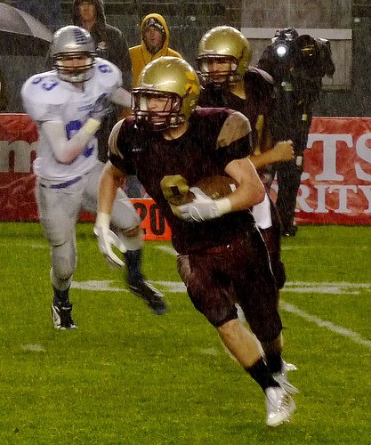 Bishop’s running back Robby Stiefler carries the ball outside