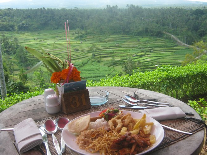 Nice view for lunch in Bali near the Besakih temple.
