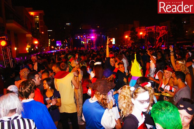 Crowds of costumes! 