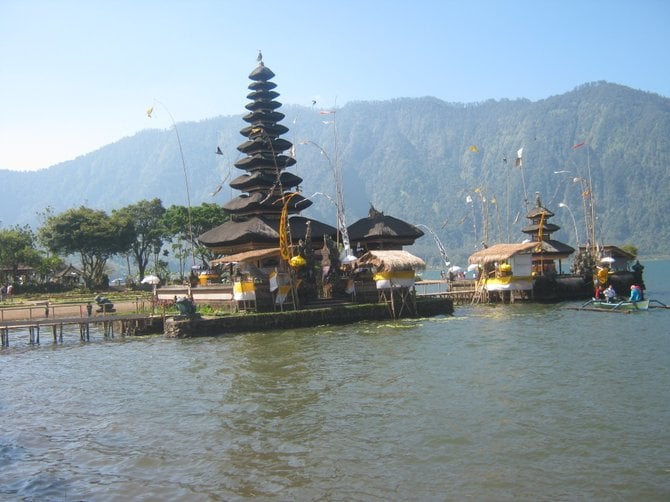  Temple Ulun Danu by Lake Beratan in Bali