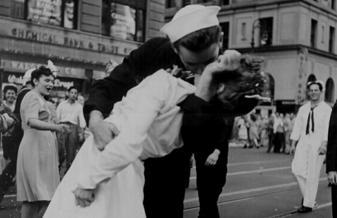 Alfred Eisenstaedt photo (taken on V-J Day in Times Square), on which J. Seward Johnson's 25-foot-tall statue is based