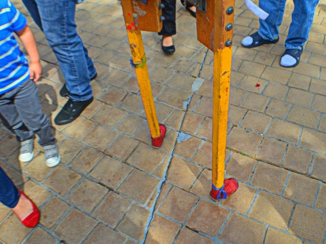 Little feat...a stilted performer collecting tips among the spectators.

Buskers Festival, 2012
Seaport Village