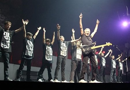 Waters and San Diego School of Roch choir, Valley View Arena

Photo:Josh Krimston