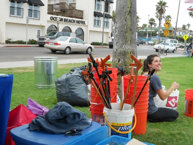 Haley of Surfrider organizing the Day After beach clean-up in Ocean Beach.