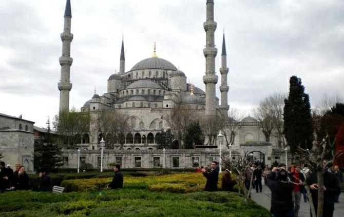 Blue Mosque sightseers 