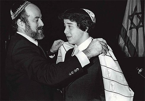Rabbi Bigschnoz and Jeremy Piven.