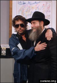 Robert Allen Zimmerman with Chabad gancer macher Rabbi Baruch Shlomo Cunin.