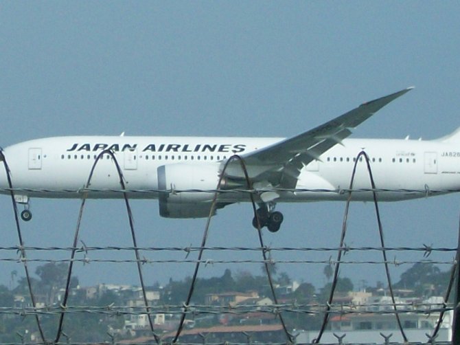 Japan Airlines Dreamliner Boeing 787 arriving at San Diego Int'l Airport.