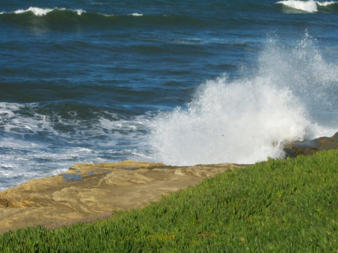 Large waves at Sunset Cliffs in Pt. Loma.