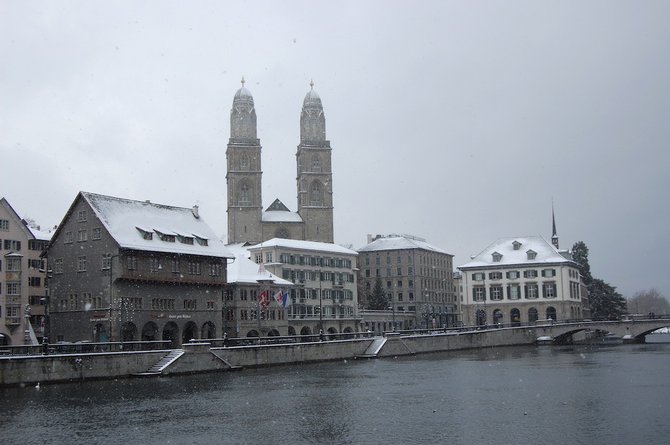 Winter shot of the Grossmünster.