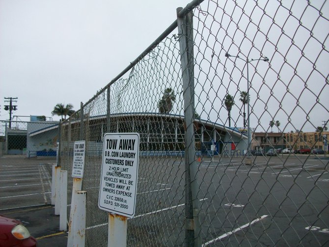 Fenced off Apple Tree Market parking lot in OB. It looks "ghetto!"