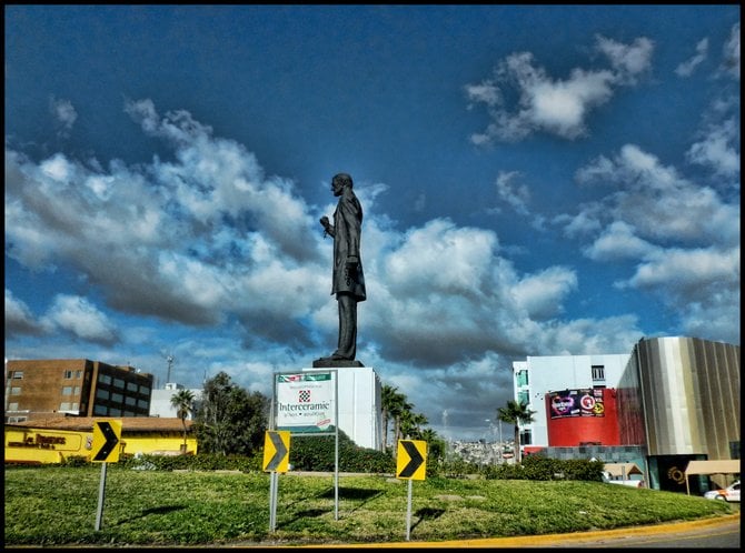 MR ABE LINCOLN IN TIJUANA'S RIVER ZONE.El Sr. Abe Lincoln in la Zona Rio de Tijuana.