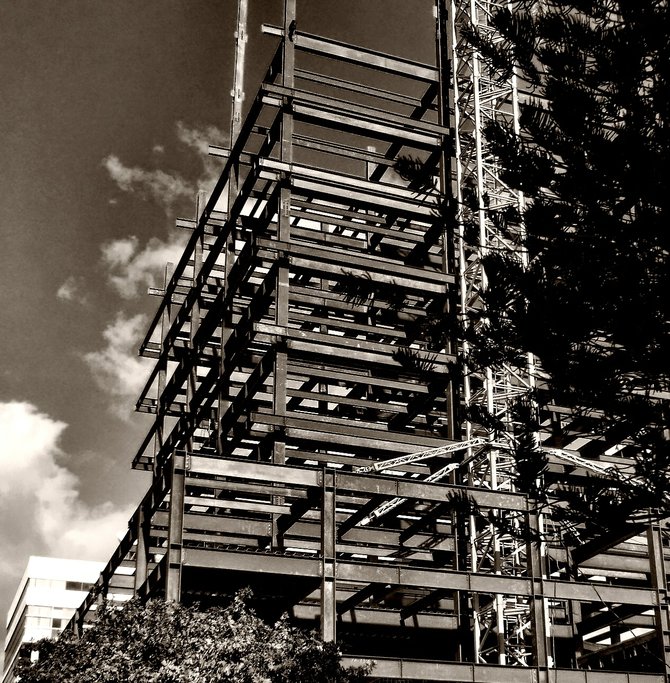 STEEL STRUCTURE UNDER CONSTRUCTION IN TIJUANA'S RIVER ZONE/Construccion de estructura metalica en Zona Rio de Tijuana