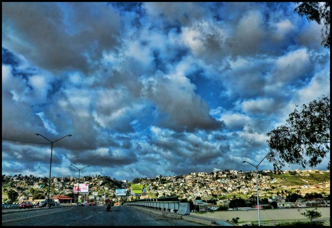 LOOKING UP TO TIJUANA'S OTAY ZONE/Viendo hacia la zona de Otay en Tijuana