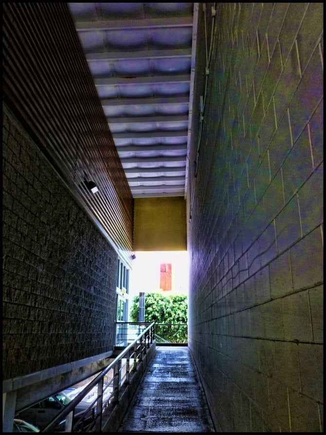 WALKING FROM THE PARKING LEVEL.IN TIJUANA/Caminando desde el nivel de estacionamiento.En Tijuana