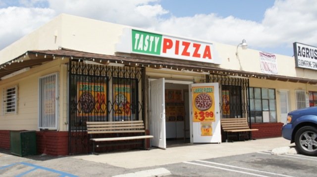Gangster stabbed a man waiting in front of this Escondido pizza parlor.  Photo Weatherston.
