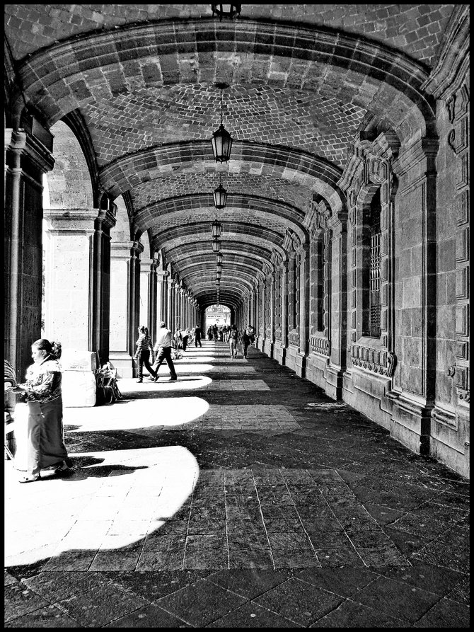 Arcade just off Mexico City's Zocalo / Arcada cercana a Zocalo de la ciudad de Mexico