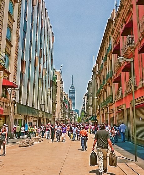 Foot traffic in street near by Mexico City's Zocalo / Trafico peatonal en calle cercana a Zocalo en Ciudad de Mexico