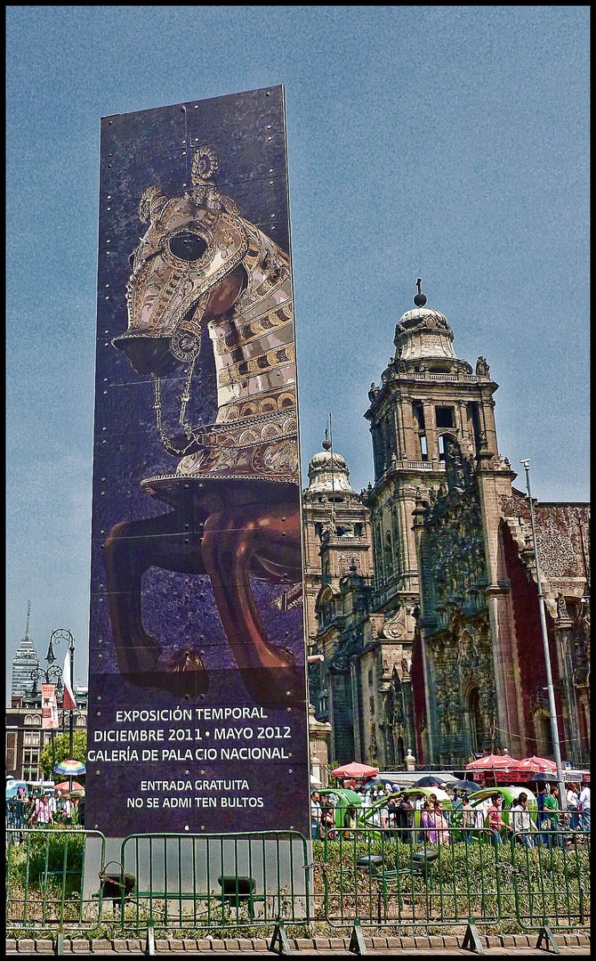 Event banner and Cathedral in background in Mexico City / Letrero de evento y Catedral de fondo en ciudad de Mexico