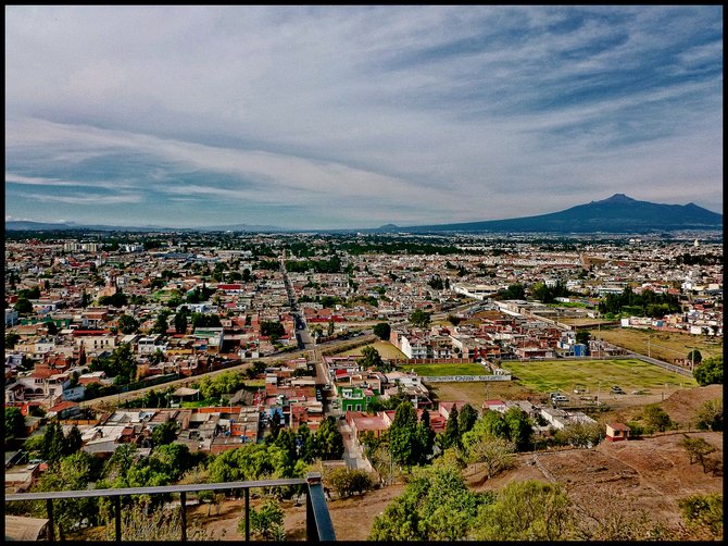 Looking at City of Puebla from Pyramid in Cholula / Vista desde Piramide de Cholula hacia Puebla
