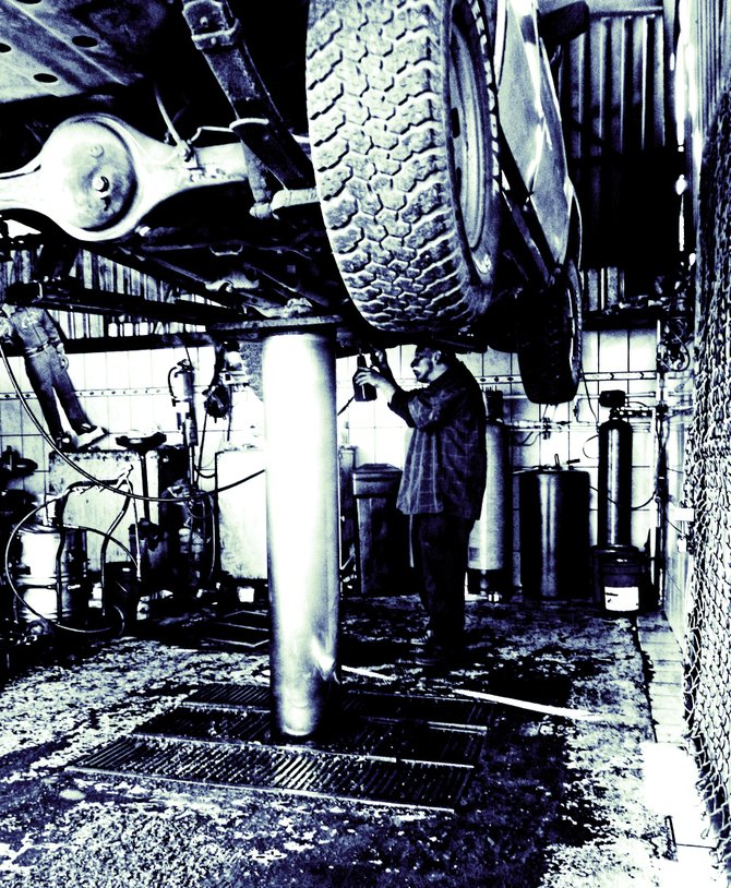 Neighborhood Photo
BAJA CALIFORNIA
Mechanic at work in Tijuana's Otay section/Mecanico trabajando en Otay.