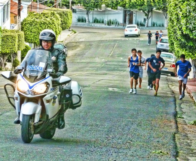 Neighborhood Photos
TIJUANA,BAJA CALIFORNIA
Tijuana Policeman safeguarding athletes while training up a hill / Policia de Tijuana cuidando atletas mientras entrenan.