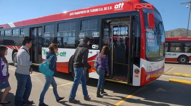 Tijuana students board an Ecoruta bus bound for Valle de las Palmas (image from skyscrapercity.com)