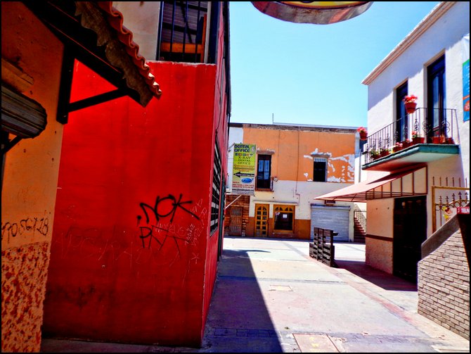 Neighborhood Photos
TIJUANA,BAJA CALIFORNIA
Old shopping center in Tijuana's Rio District/Viejo centro comercial en zona Rio de Tijuana.