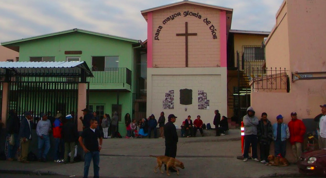 Tijuana residents wait outside Casa de los Pobres (Image by Susie Walter, from susiesmundo.blogspot.com)