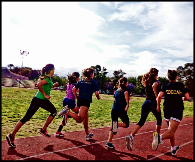 Neighborhood Photos
TIJUANA,BAJA CALIFORNIA
Young girls running in Tijuana's CREA/Jovencitas corriendo en Unidad CREA en Tijuana.