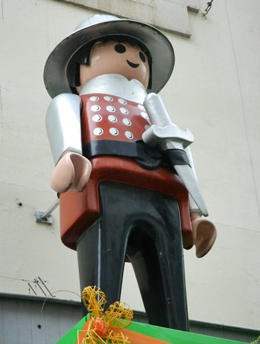 Large statue above Trier toy store. 
