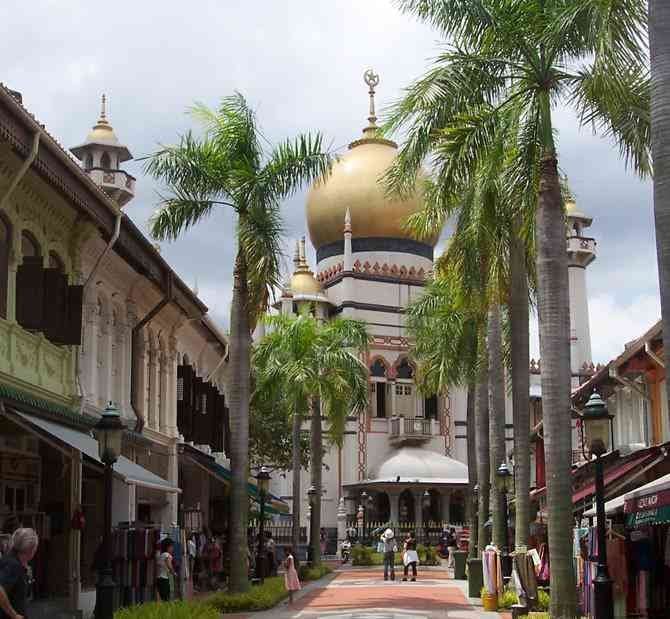Masjid Sultan (or Sultan Mosque) in the Malay district. 