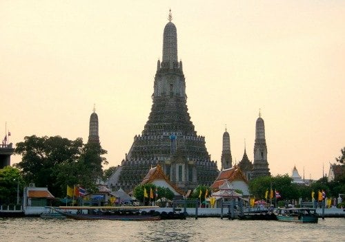 The "Temple of Dawn" (Wat Arun) looming from a distance.