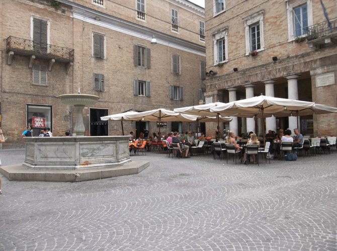 Urbino piazza café. 