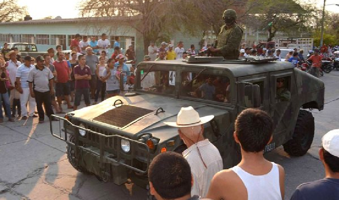 Villagers welcome the arrival of Mexican federal troops in Michoacán, in May 2013 (image from sathiyam.tv)