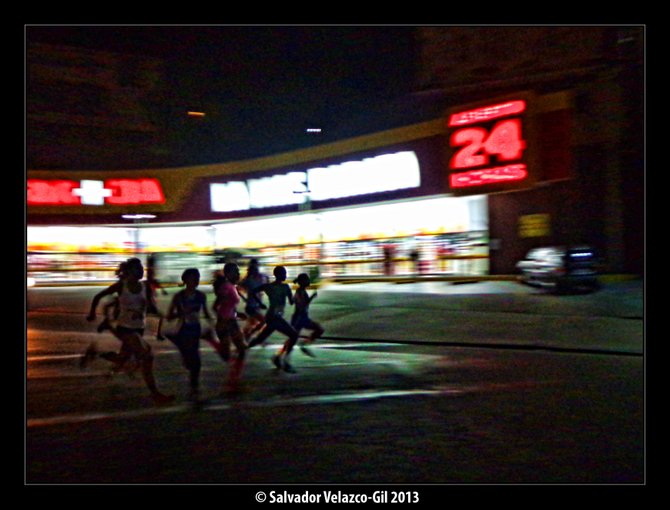 Neighborhood Photos
TIJUANA,BAJA CALIFORNIA
Runners in the night/ Corredores nocturnos.