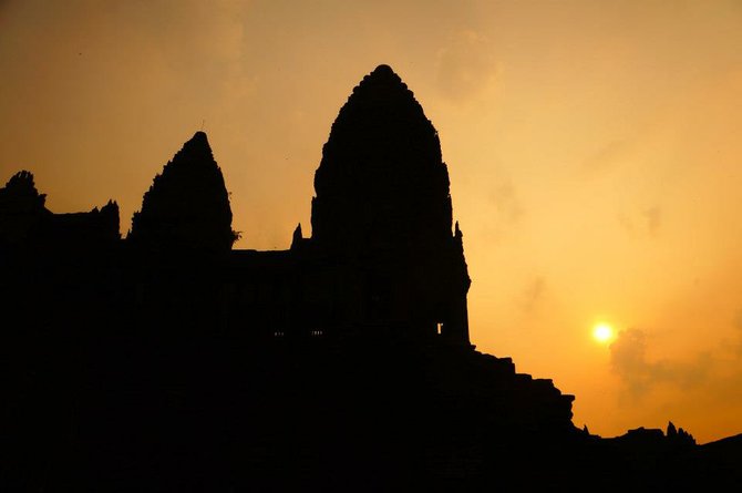 Sunrise at the main temple of Angkor Wat