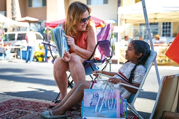 Every Saturday in December, local nonprofit Traveling Stories hosts Holiday Story Time at the City 
Heights Farmers’ Market.