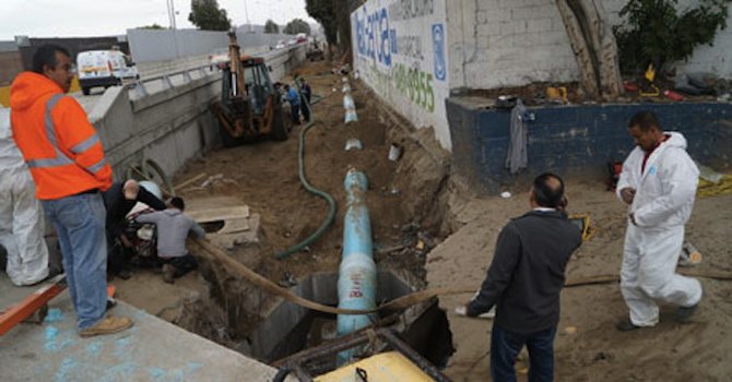 Tijuana water agency workers on Avenida Internacional project