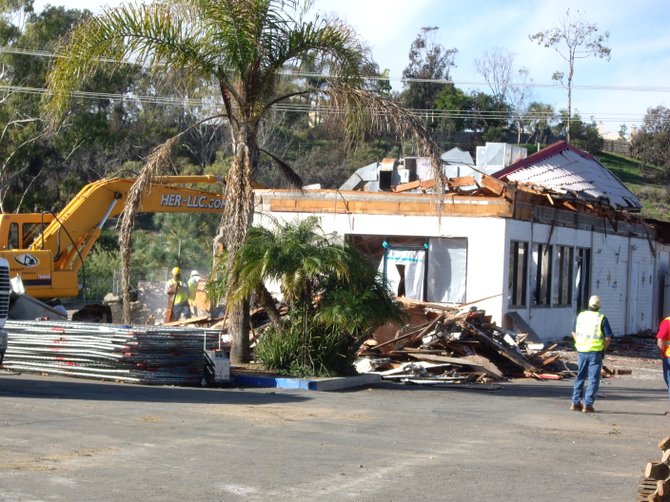 Encinitas Del Taco demolition begins to make way for In-N-Out Burger, 9 Dec. 2013